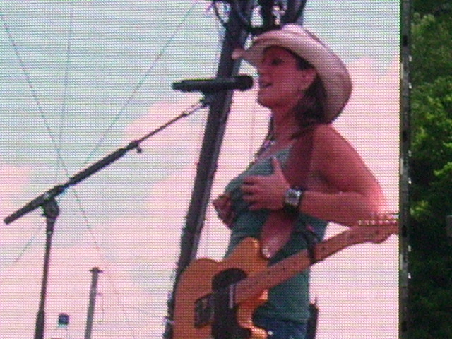 Terri Clark singing Girls Lie Too and explaining about Hooters' and Hot Wings